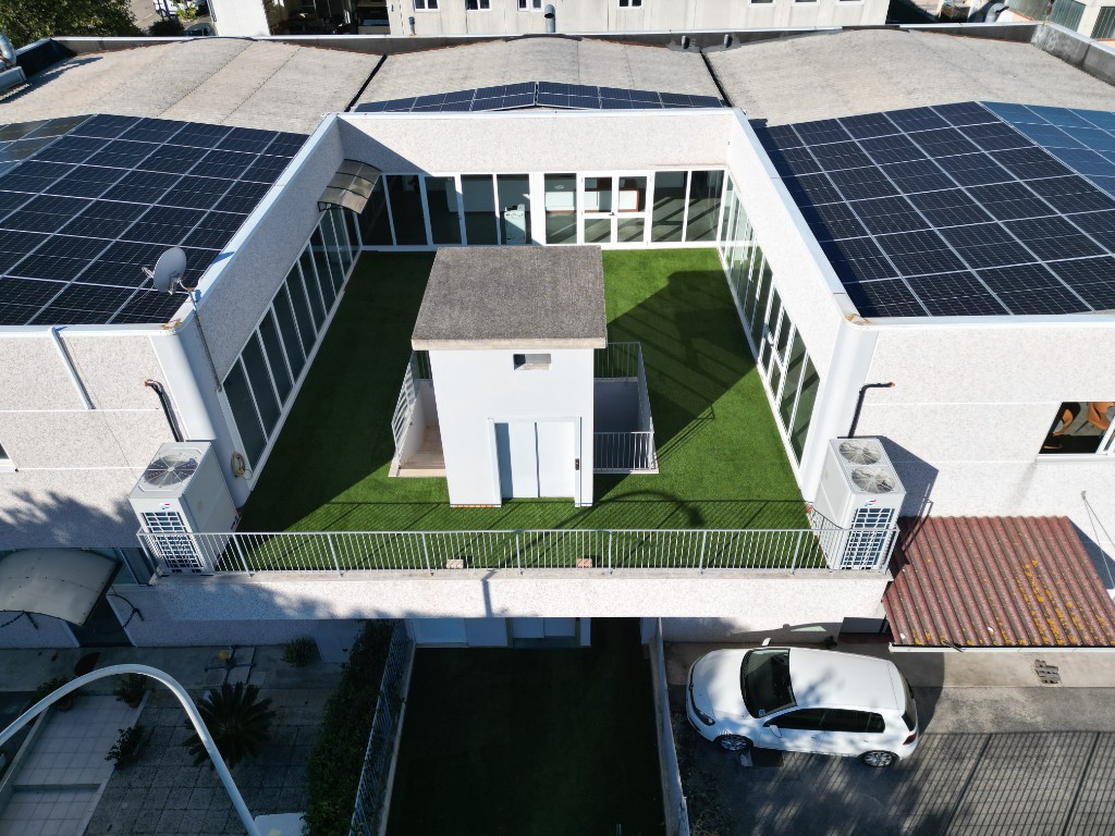Veduta dall’alto del terrazzo e dell’edificio Spaziozero