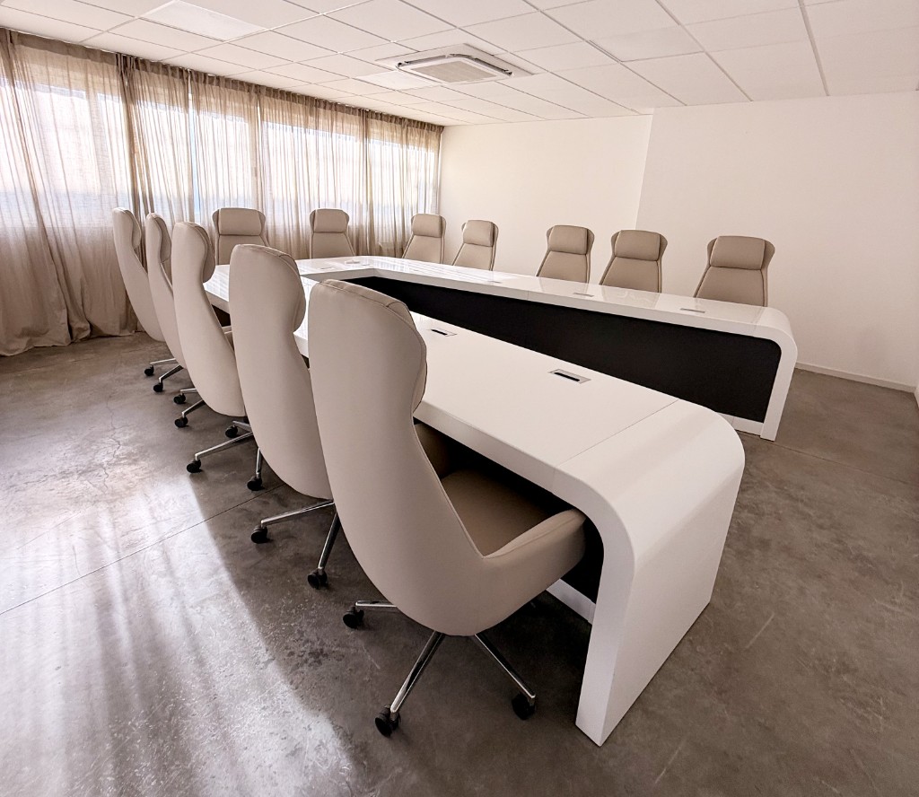 Spaziozero — sala riunioni moderna con grande tavolo bianco e sedie beige